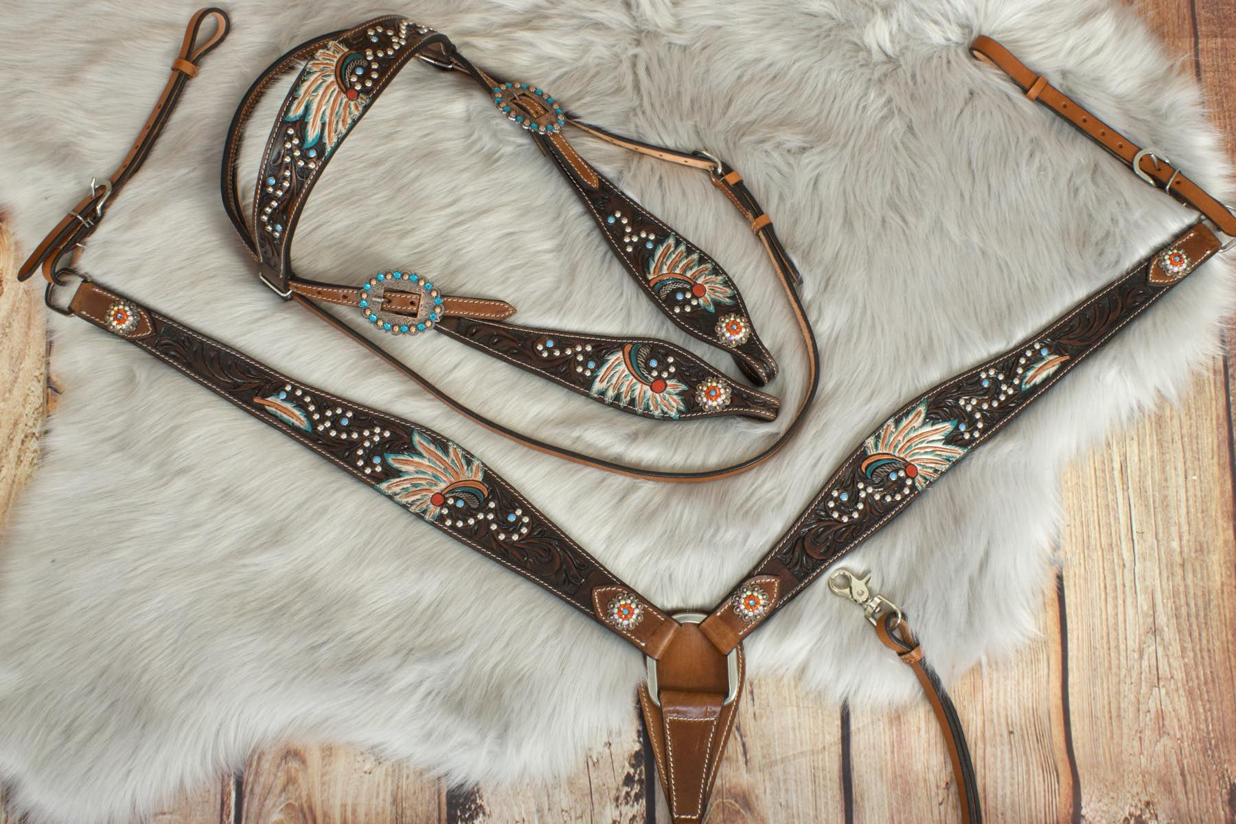 Set aus Westerntrense und Vorderzeug im Indianerdesign, Häuptlingsfedern, punziert, türkis